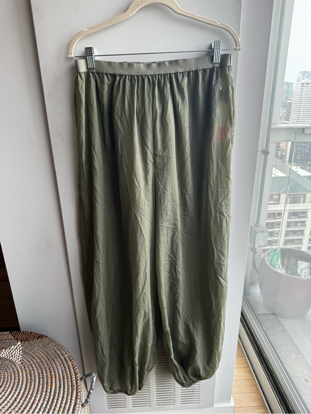 FP Movement Olive Green Sheer Balloon Jogger Pants L NWOT
L - Picture 3 of 8
